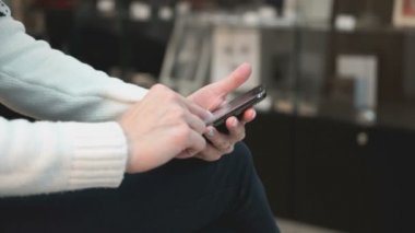 Güzellik salonunda bir akıllı telefon kullanan genç kız