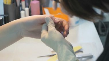 Ana kadın güzellik salonunda bir manikür yapma