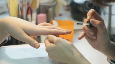 Ana kadın güzellik salonunda bir manikür yapma