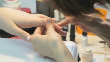 Kadının yapması manikür kız bir Güzellik Salonu