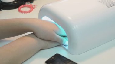 Jel tırnak şık salonunda lamba. Eller yukarı