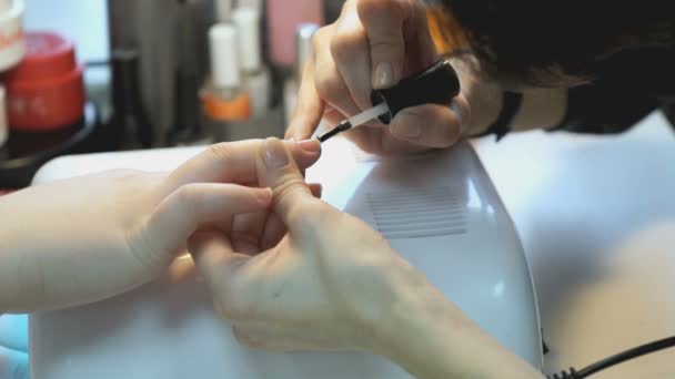 Mestre fazendo menina manicure no salão de beleza — Vídeo de Stock