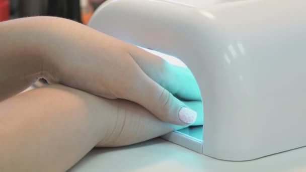 Lamp voor gel nagel op stijlvolle salon. Close-up van de handen — Stockvideo