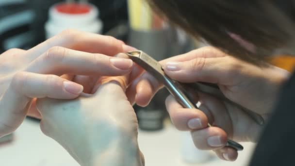 Meester van de vrouw die het meisje manicure doen — Stockvideo