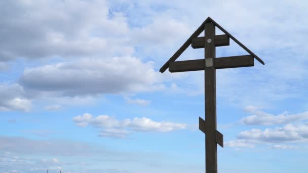 Croix orthodoxe sur fond de nuages flottants 