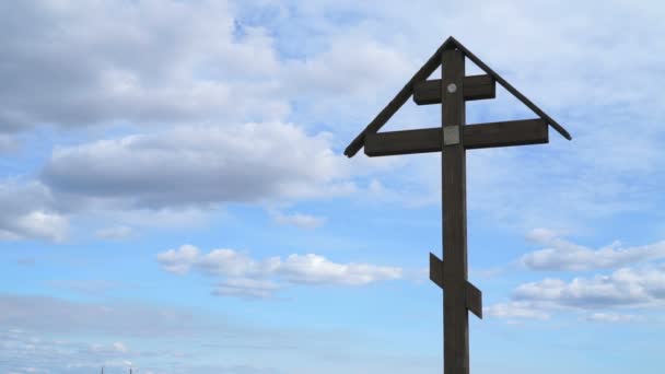 Cruz ortodoxa sobre un fondo de nubes flotantes — Vídeo de stock