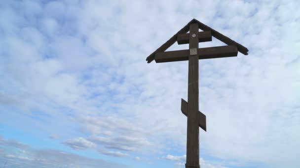 Cruz ortodoxa sobre un fondo de nubes flotantes — Vídeos de Stock