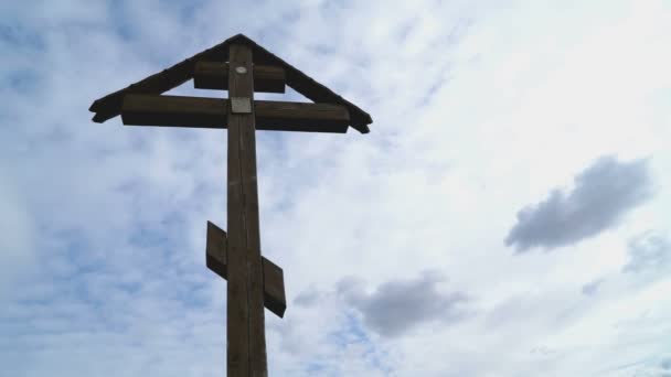 Croix orthodoxe sur fond de nuages flottants 