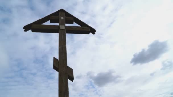 Orthodox cross on a background of floating clouds — Stock Video