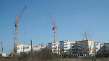 İnşaat şantiye çalışmalarına vinç
