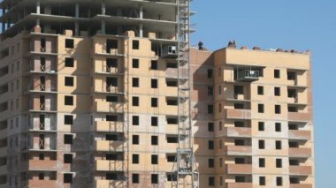 İşçiler bir inşaat alanında iş. Vinç