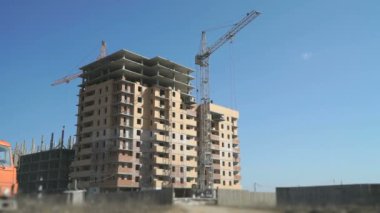 İnşaatta çalışan inşaat vinç