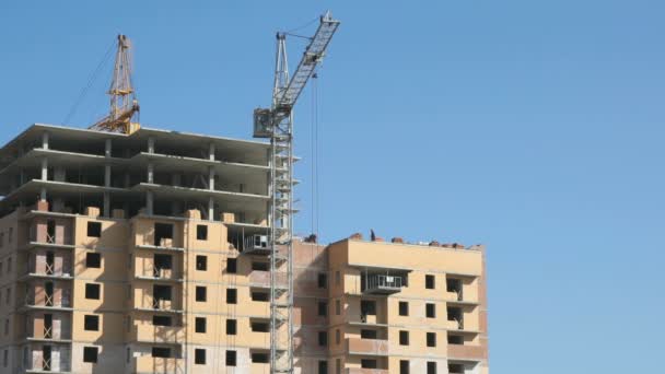 Construção de um complexo residencial de vários andares — Vídeo de Stock