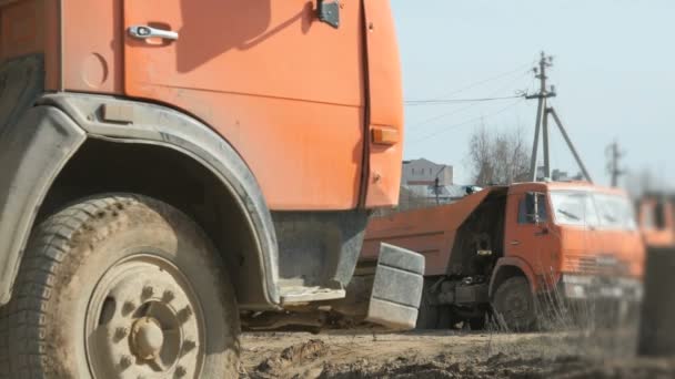 Trabajos de excavadora en un sitio de construcción grande — Vídeo de stock