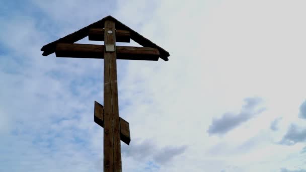 Croix orthodoxe sur fond de ciel bleu 
