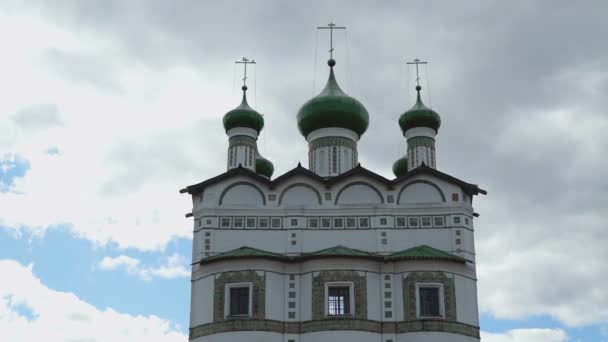 Cúpulas con cruces del monasterio ortodoxo — Vídeo de stock