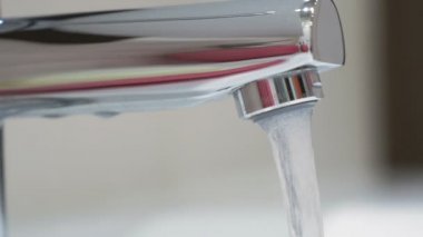 Musluk suyu ile güçlü bir jet musluktan akan