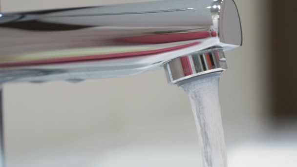 Tap water stroomt uit de kraan met een sterke jet — Stockvideo