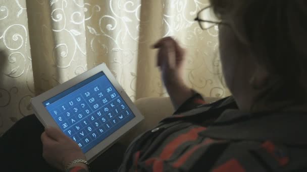 Nő studying angol hangok segítségével egy tabletta — Stock videók