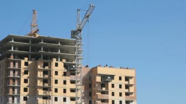 Bir apartman binası inşaatı