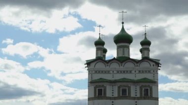Koyu yeşil kubbe ile Ortodoks Kilisesi haçlar