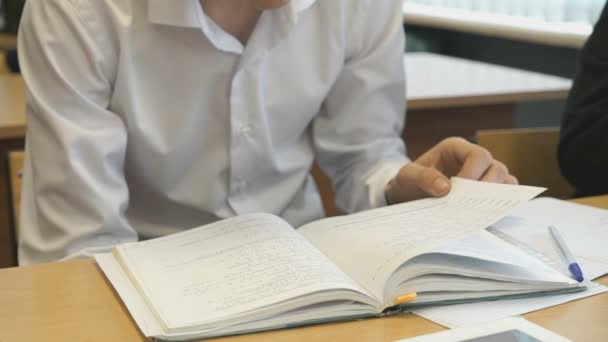 Estudiante hojeando un libro de texto de la escuela — Vídeo de stock