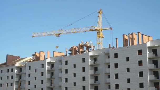 Costruzione di un edificio residenziale a più piani — Video Stock