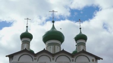 Bayan Ortodoks Manastırı ile koyu yeşil kubbe