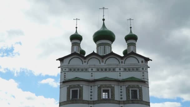 Женская православная церковь с зелеными куполами — стоковое видео