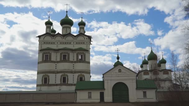 Domos de color verde oscuro con cruces de la Iglesia Ortodoxa — Vídeos de Stock