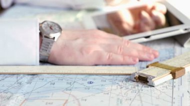 Pilot bir bilgisayar kullanarak bir uçakta uçmak hazırlanıyor