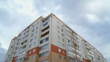 çok katlı bir bina.