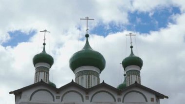 Ortodoks Kilisesi haçlar ile yeşil kubbeleri