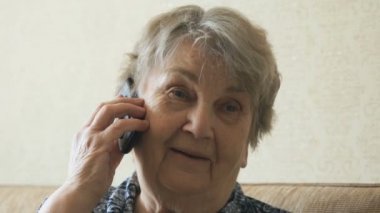 yaşlı kadın bir cep telefonu üzerinde söz