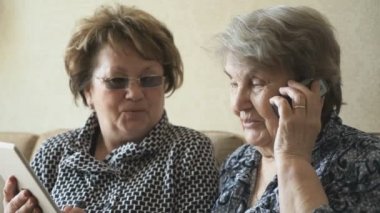 Yaşlı kadın evde Smartphone'da söz
