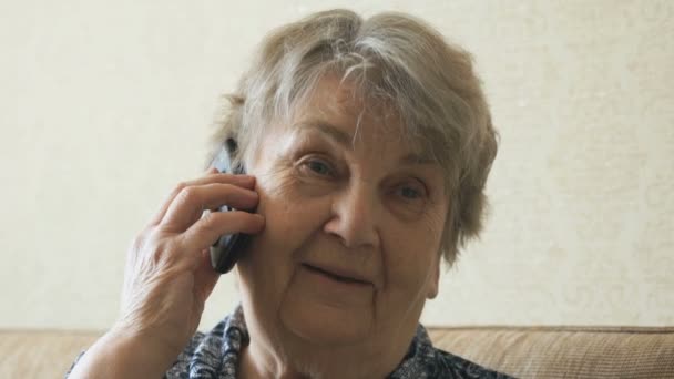 Mulher velha falando em um telefone celular — Vídeo de Stock