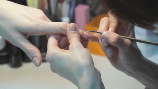 Mestre faz manicure nas mãos da menina — Vídeo de Stock