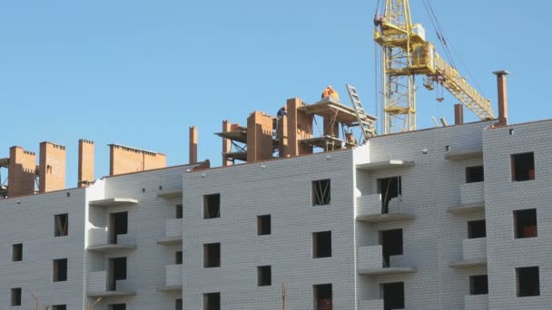 Construção de casas de apartamentos. Obras de guindaste — Vídeo de Stock
