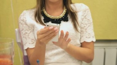 Kız bir smartphone kullanarak otel odası istiyor