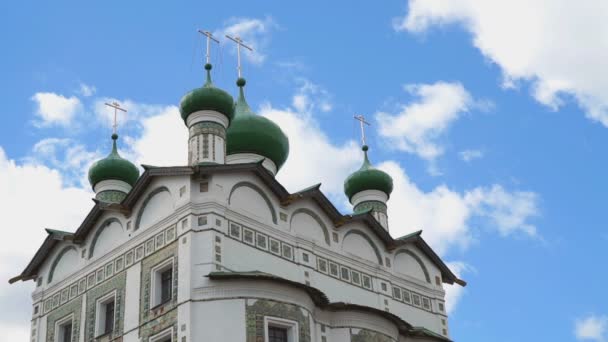 Domos verdes con cruces de un monasterio ortodoxo — Vídeos de Stock