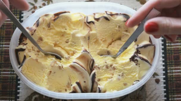 Helado amarillo saca del recipiente — Vídeos de Stock