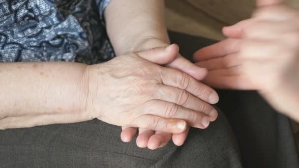 Vrouw lijnen van een oude gerimpeld womans hand — Stockvideo