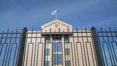 Tahkim Mahkemesi binası. Rus bayrağı