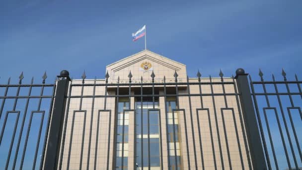 La construcción de la corte de arbitraje.Bandera de Rusia — Vídeos de Stock