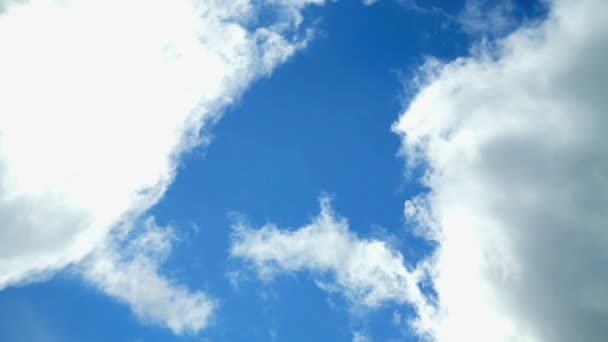 Weiße Wolken schweben auf einem schönen blauen Himmel — Stockvideo