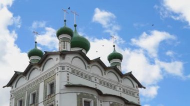 Bayan Ortodoks Kilisesi ile yeşil kubbe