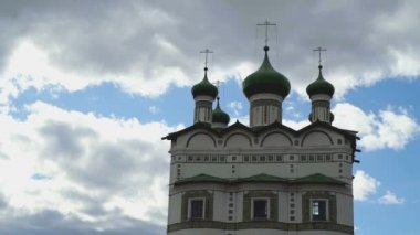 Bulutlar arka plan üzerinde Ortodoks Manastırı