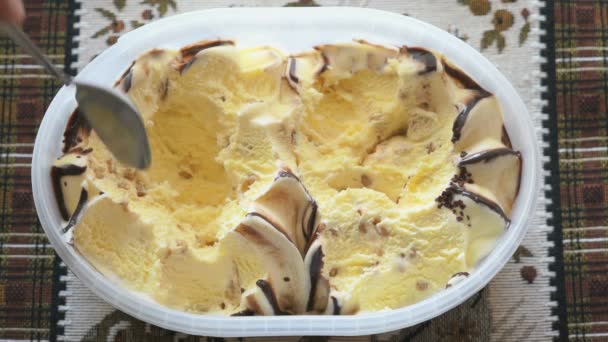 Gelato giallo prende dal contenitore — Video Stock