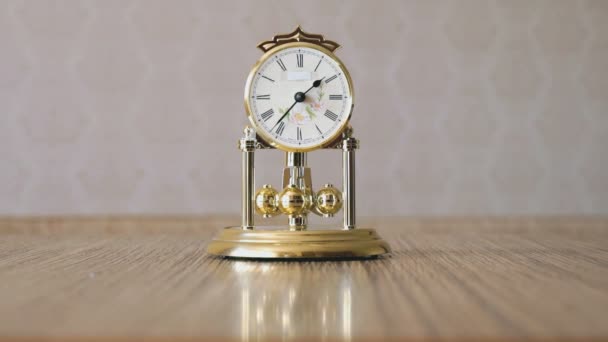 Clock with a pendulum in a form of rotating balls — Stock Video