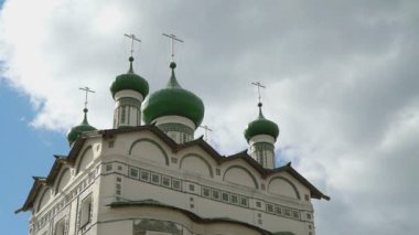 Kubbe ve haç ile Ortodoks Manastırı